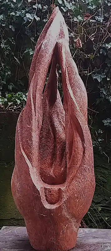 Skulptur Feuer der Liebe von Fritz G. Jacobs aus rotem Travertin