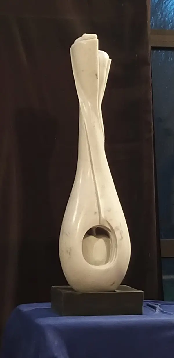 Marmorskulptur Paradiesbaum mit Apfel und Schlange von Fritz G. Jacobs